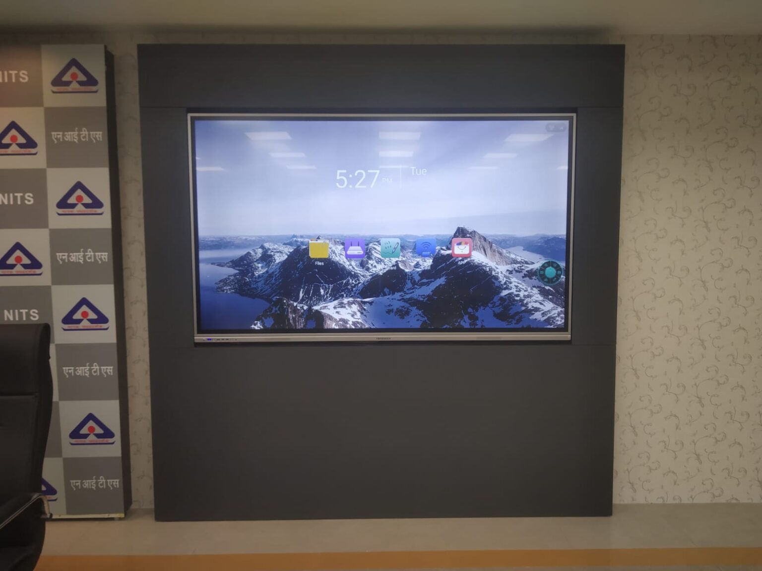 Interactive Flat Panel Display With Av Interiors Setup For Bis Bureau